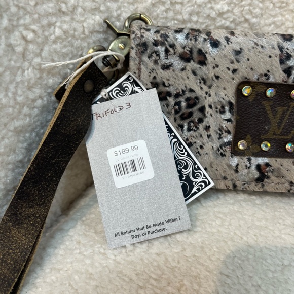 LV KEEP IT WRISTLET Brown SILVER Metallic Leopard Print NWT - Picture 4 of 6